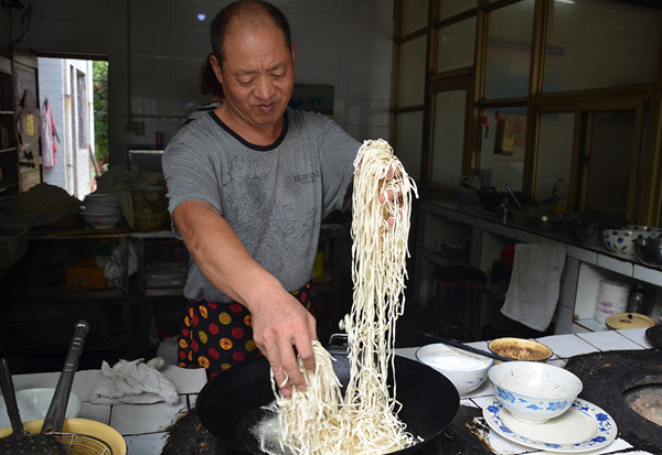 鄉(xiāng)村廚師做炒面，方法奇特不多見