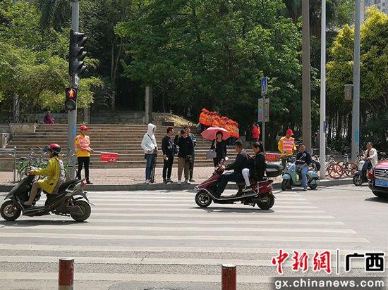 南寧交警攜手美團推新規(guī)：外賣人員交通違法將受聯(lián)合懲戒