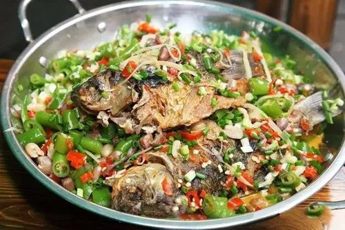 自貢風(fēng)味鍋巴鯽魚(yú)